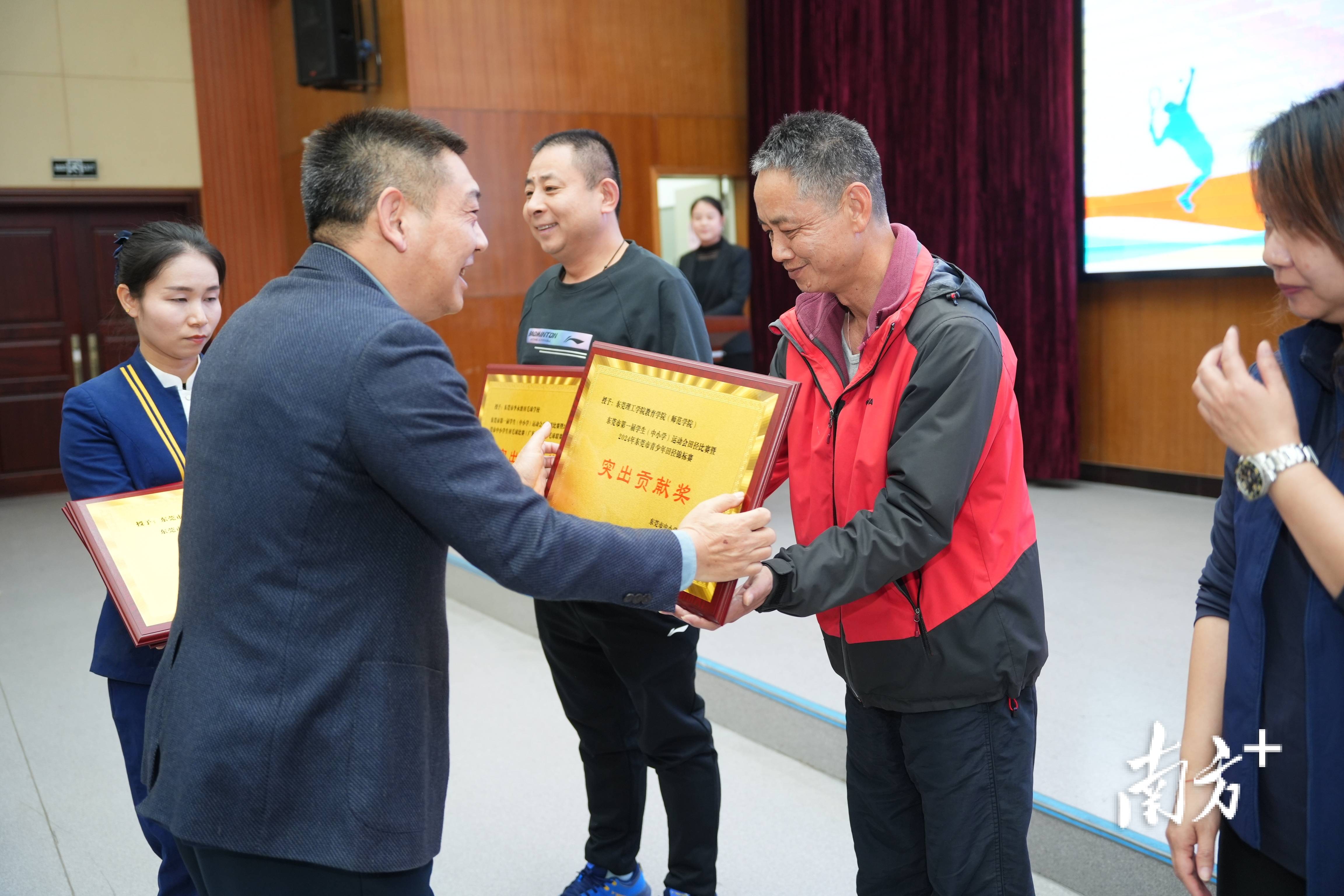 关于举办会议暨篮球联赛八十六参赛队出境的信息