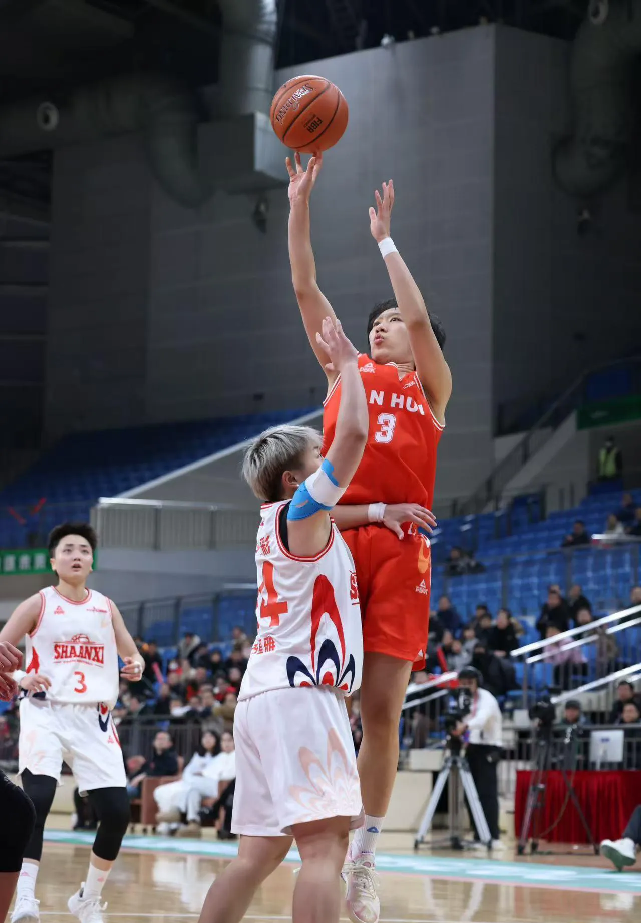 山东队球员表现出色全队奋勇向前