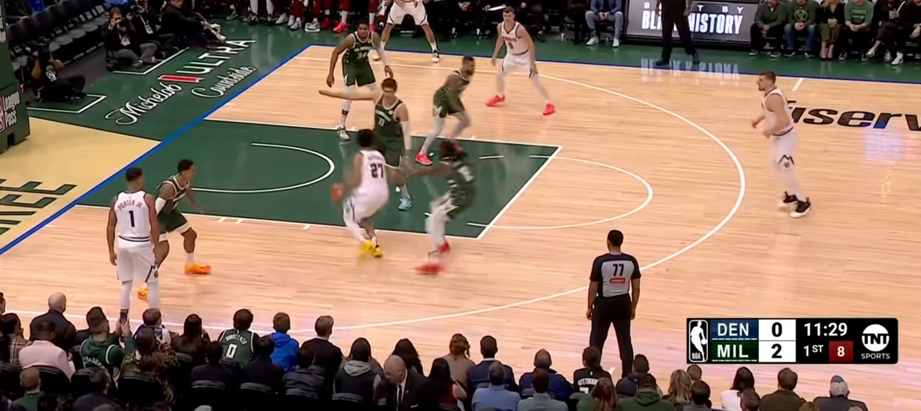 雄鹿队主场大胜对手,稳固榜首位置 雄鹿队主场大胜对手,稳固榜首位置