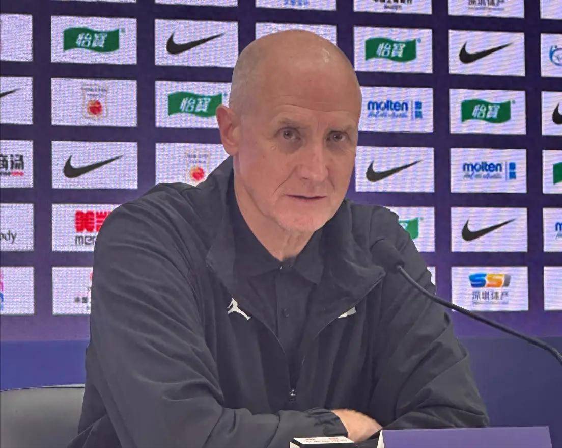 客场作战不利，主帅思索调整策略