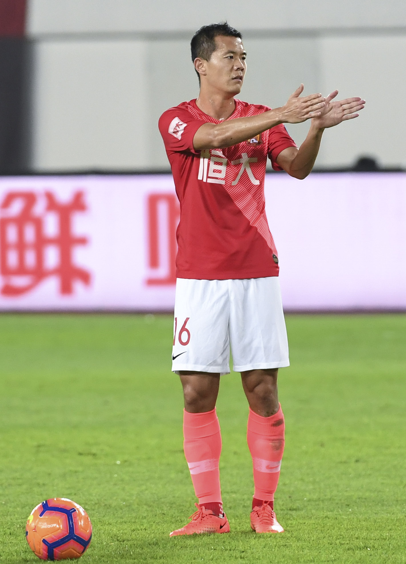 河南建业客场战平恒大，取得宝贵积分