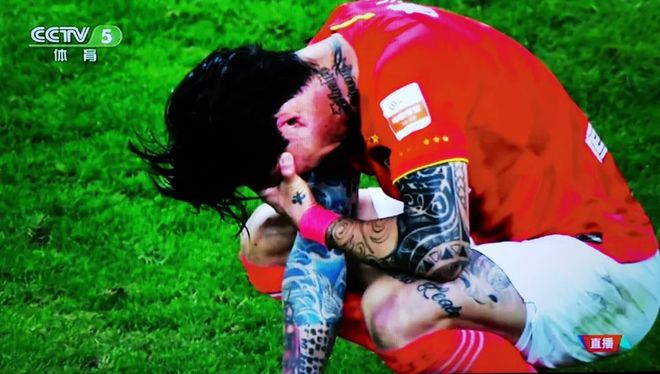 苏宁主场不敌卫冕冠军，扳平即时比分