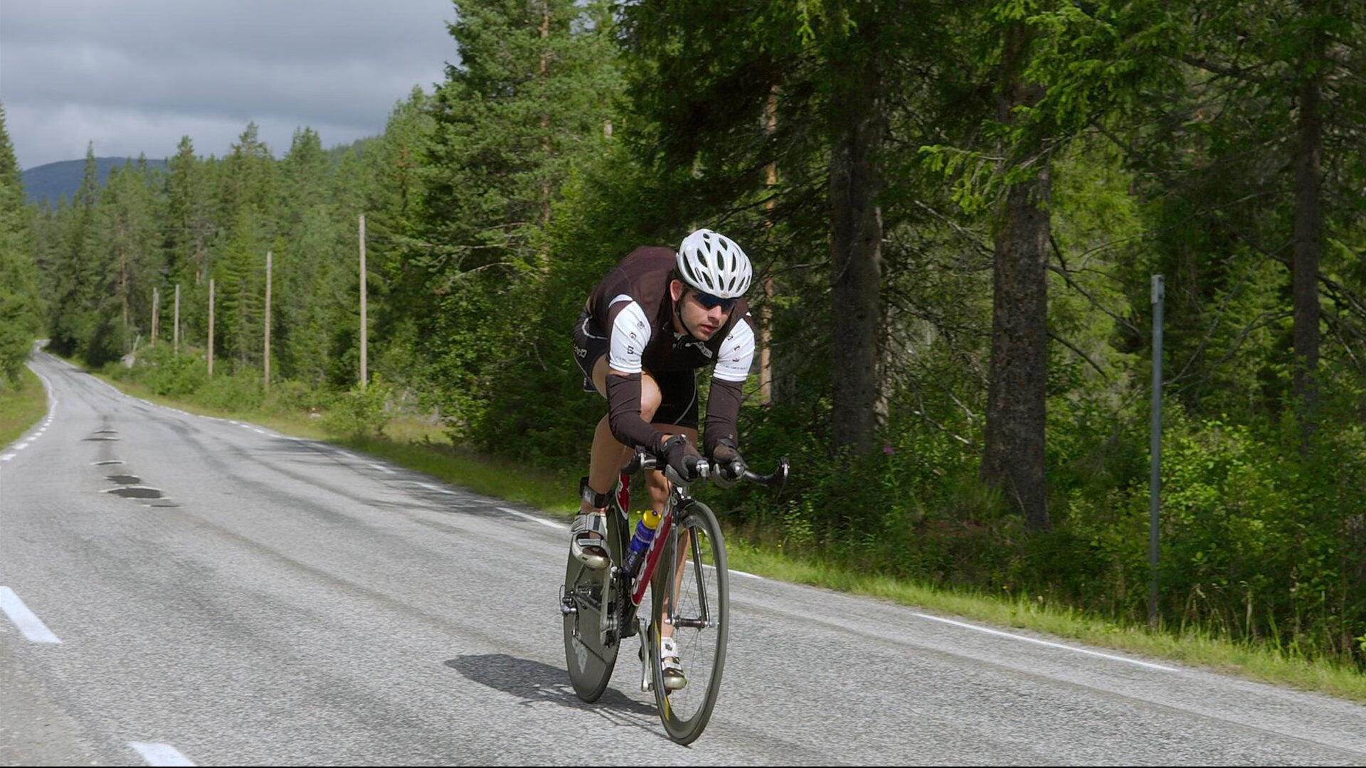 AG视讯官方-棋局与火花，梅赛德斯绝杀阿斯顿马丁，皮亚斯特里点燃赛场